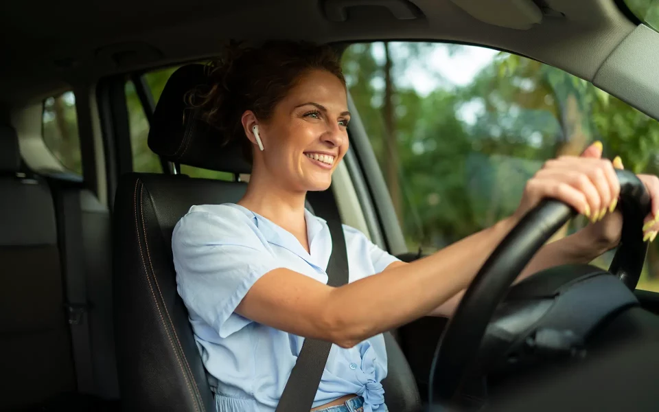 Mulher a conduzir o carro feliz