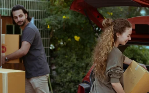 Casal a mudar-se para outra habitação