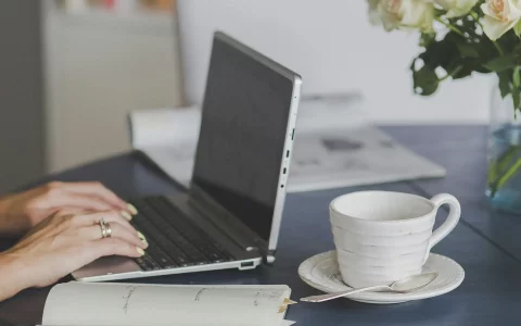 Mulher a usar o computador