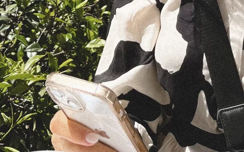 Mulher a segurar o telemóvel