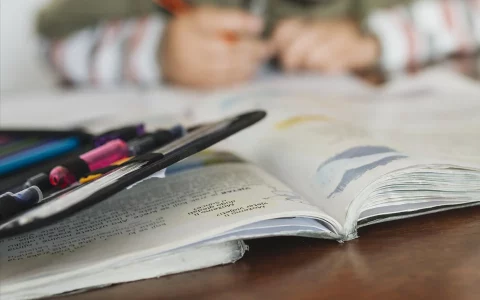 materiais escolares na mesa da secretaria