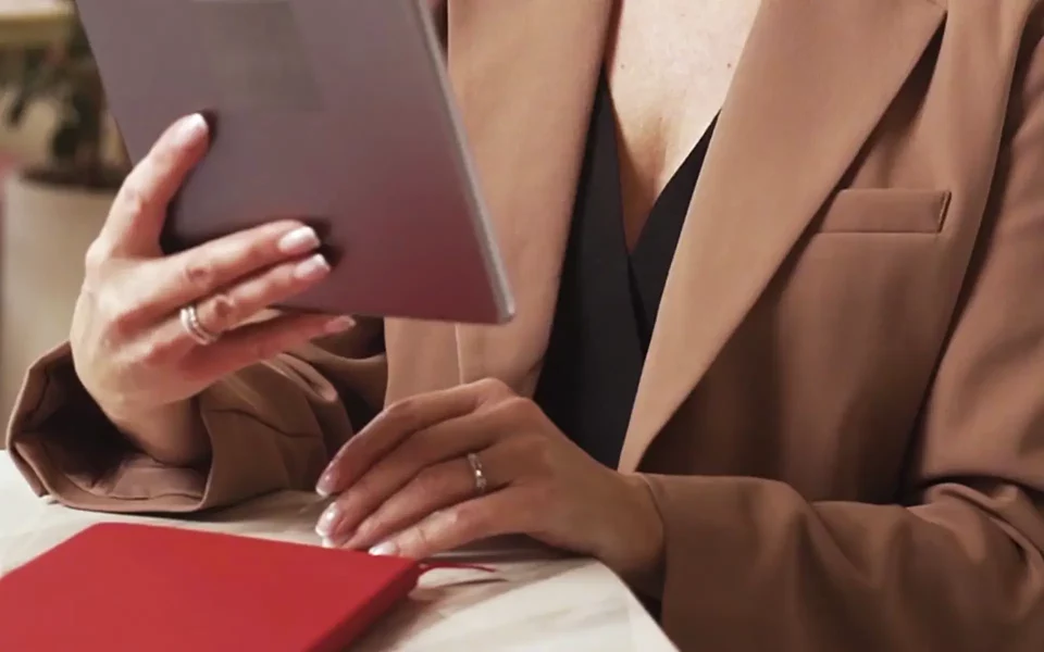 Mulher a segurar o tablet