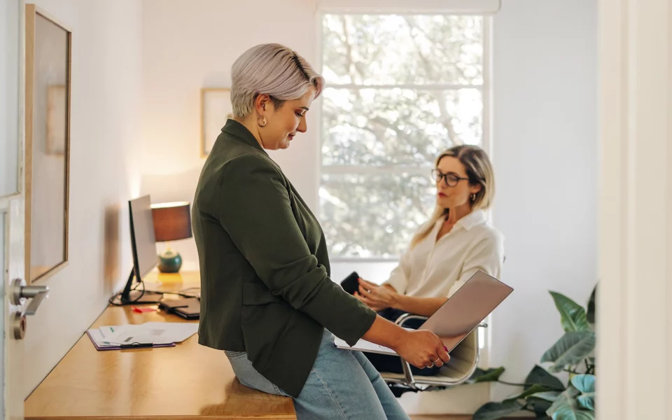 Mulheres a conversar no escritório
