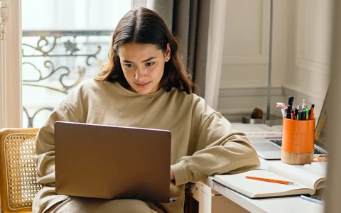 Mulher a segurar o computador portátil