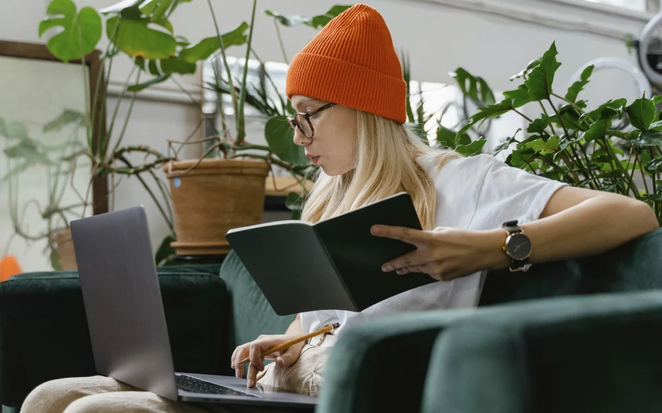 Mulher a usar o computador portátil