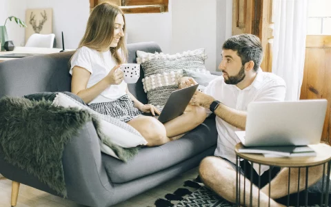 casal a usar o computador portátil