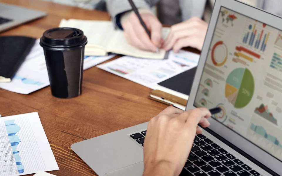 Mesa do escritório com computador portáril e planejamento financeiro