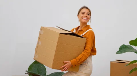 Mulher a fazer mudança de casa