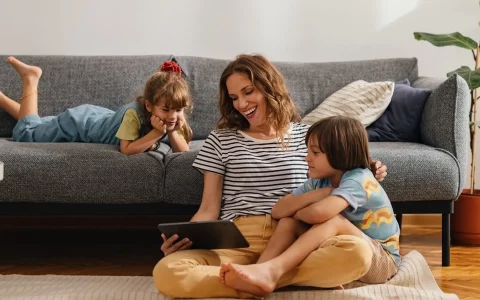 Mulher com filhos no sofá