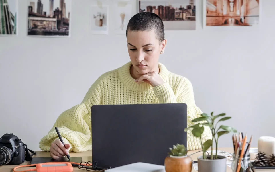 Mulher a usar o computador