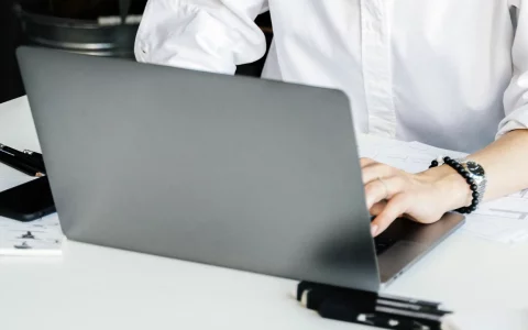 mãos no computador portátil