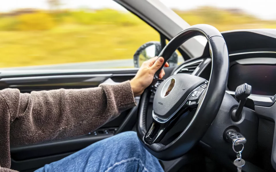 pessoa a conduzir na autoestrada