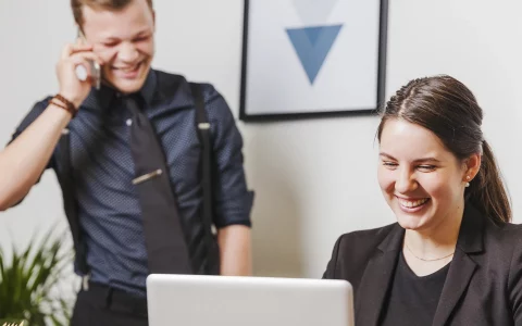 Colegas de trabalho a sorrir no escritório