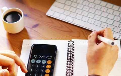 Telemóvel e caderno em cima da secretaria