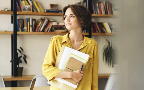 Mulher com os cadernos nas mãos