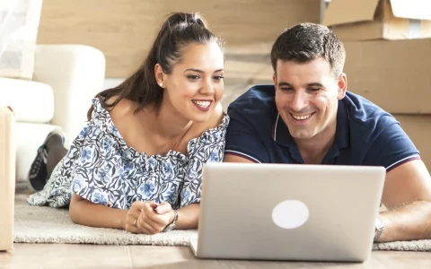 Casal a usar o computador portátil