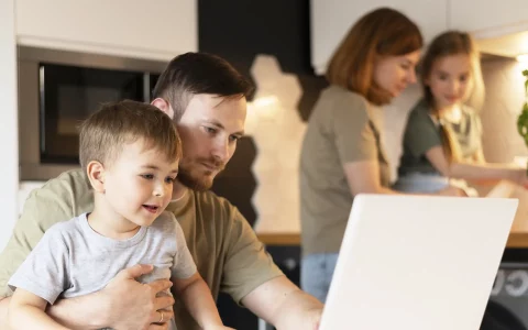 Família a usar o computador portátil