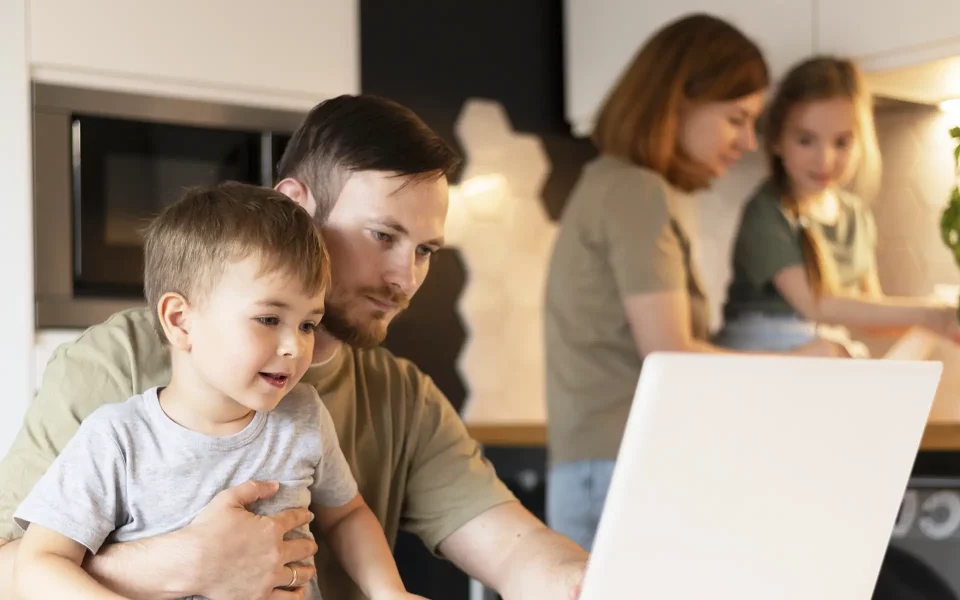 Família a usar o computador portátil