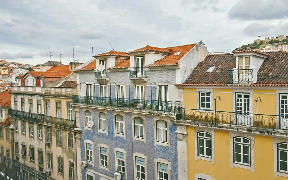 Edifícios Antigos Coloridos Localizados Perto Do Lago