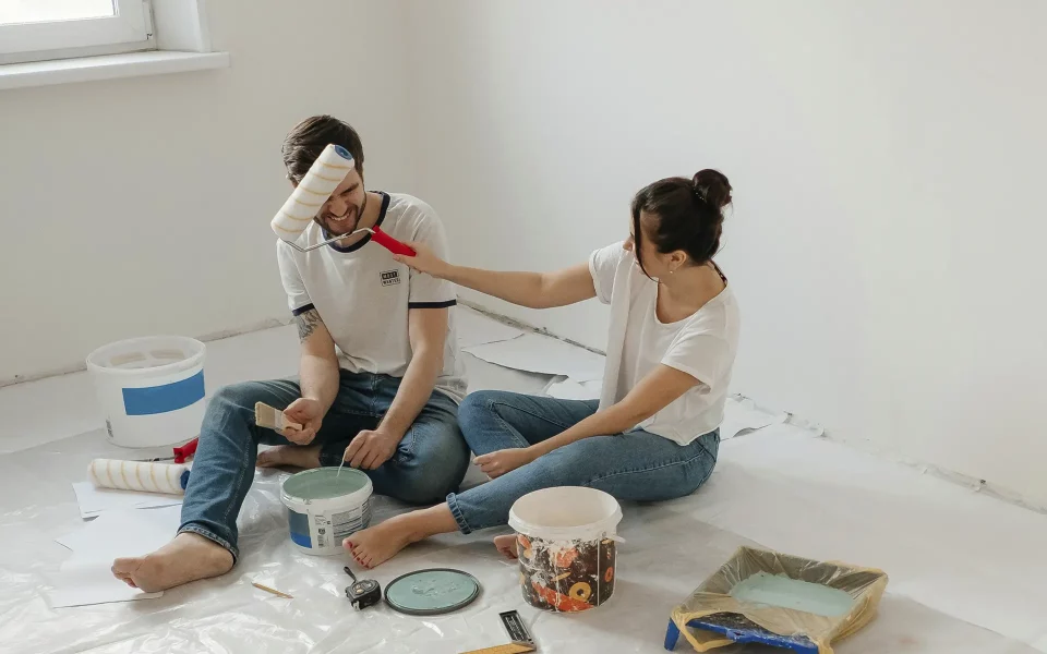 Casal a fazer remodelações em casa