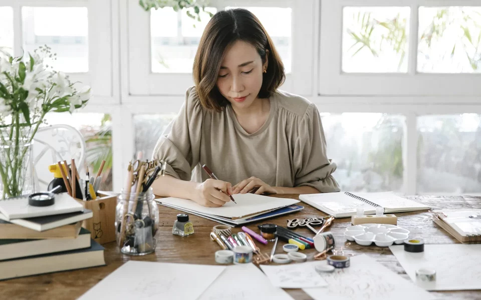 Mulher na secretária a escrever anotações