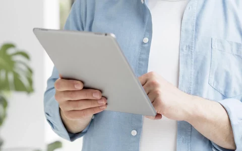 Homem lendo notícias on-line em tablet digital