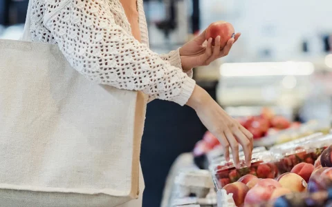 Mãos a segurar fruta no mercado