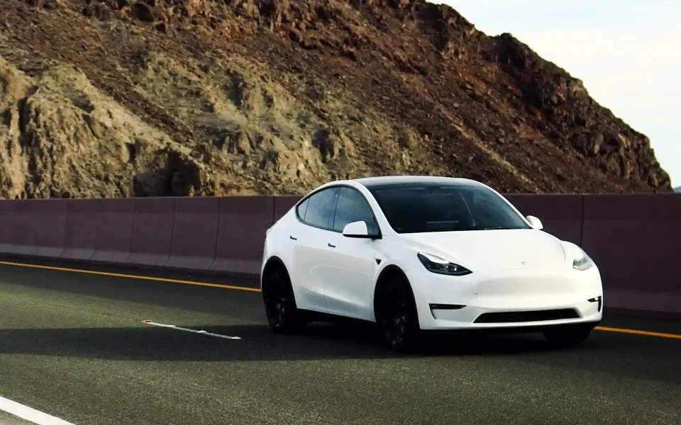 Carro tesla branco na autoestrada