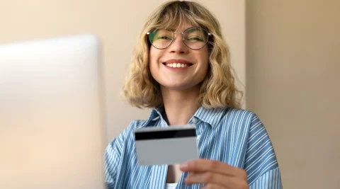 Cartão de crédito e cartão de débito parecem iguais, mas funcionam de forma muito diferente. Enquanto um utiliza o dinheiro disponível na conta bancária, o outro permite utilizar um limite de crédito disponibilizado pelo banco.