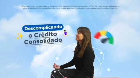 Mulher a meditar perante a frase "Descomplicando o Crédito Consolidado", num fundo de céu com nuvens da EasyFinance.